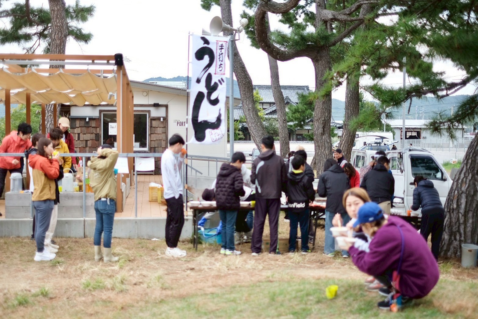 清掃ボランティア活動　地域住民のご厚意でうどん提供