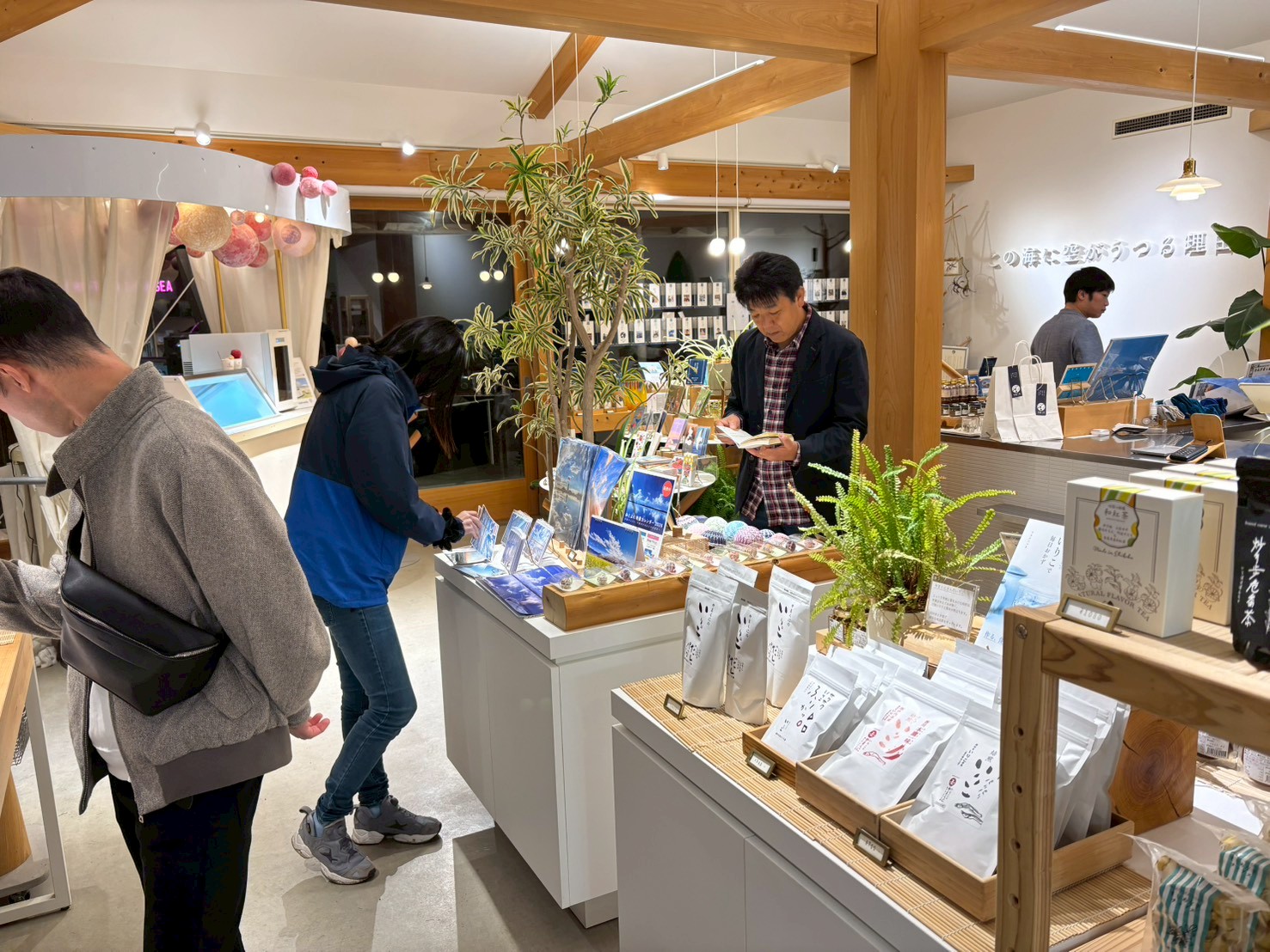 地域の工芸品を扱う物産館訪問